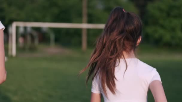 公園を走る女性と娘の後ろ姿 — ストック動画