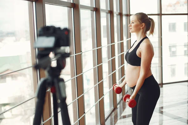 Zwangere vrouw speelt sport met dambbels — Stockfoto