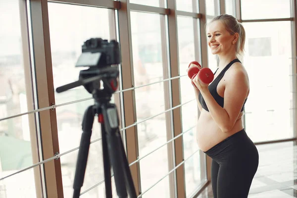 Pregnant woman plays sports with dambbels — Stock Photo, Image