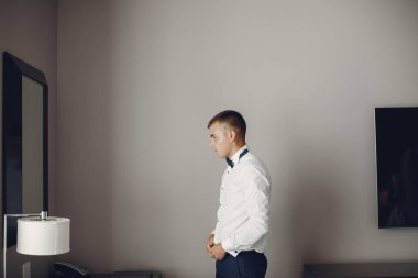 Takım elbiseli adam.