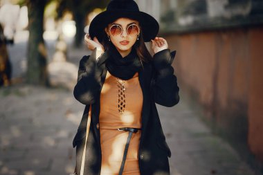 Şık bir kız şehirde yürüyor