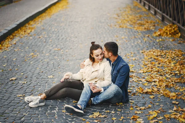 Casal sentado no chão — Fotografia de Stock