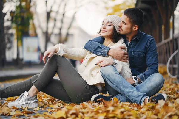 Casal sentado no chão — Fotografia de Stock