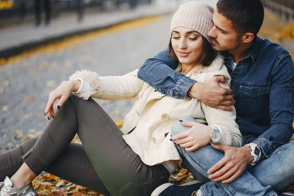 Casal sentado no chão — Fotografia de Stock