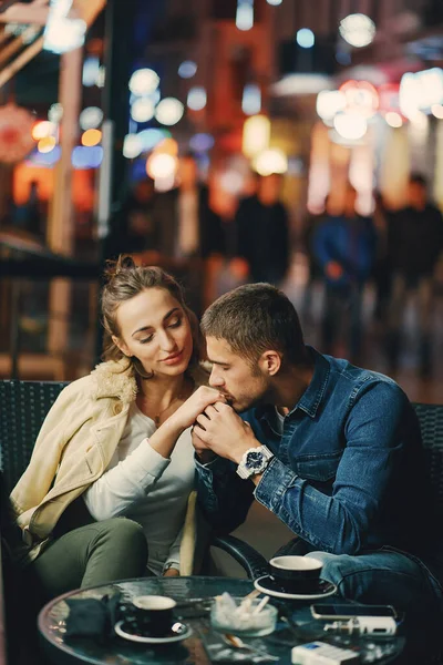 Dışarıda kahve içen çift.