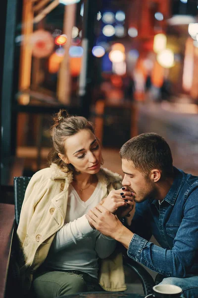 Couple boire du café à l'extérieur — Photo