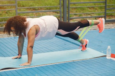 Esneme egzersizleri yapan bir kadının boyunun üstünde.