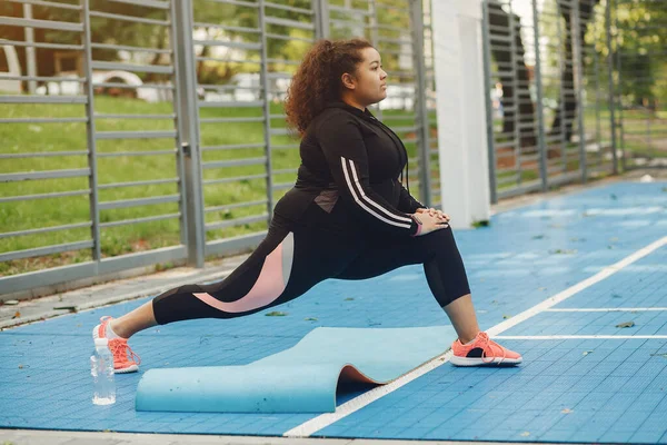 Sobre o tamanho de uma mulher fazendo exercícios de alongamento — Fotografia de Stock