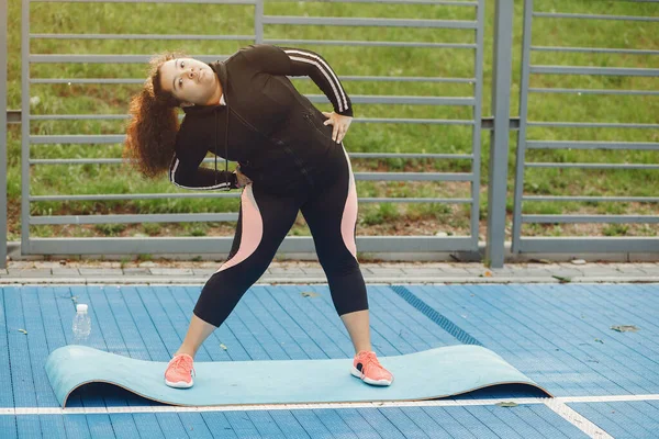 Sur la taille d'une femme faisant des exercices d'étirement — Photo