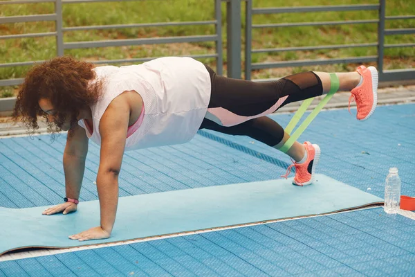 Sobre o tamanho de uma mulher fazendo exercícios de alongamento — Fotografia de Stock