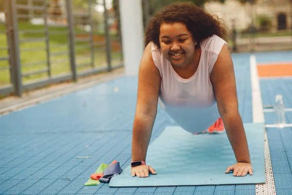 Sobre o tamanho de uma mulher fazendo exercícios de alongamento — Fotografia de Stock