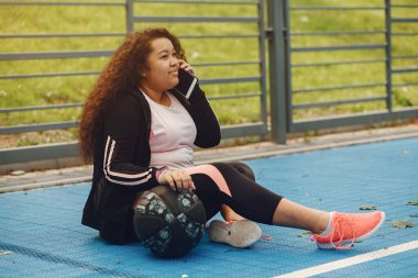 Esneme egzersizleri yapan bir kadının boyunun üstünde.