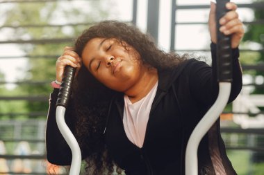 Esneme egzersizleri yapan bir kadının boyunun üstünde.