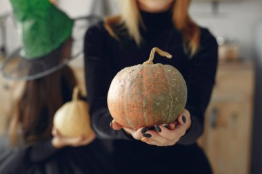 Cadılar Bayramı kostümü ve makyajlı bir anne ve kızı.