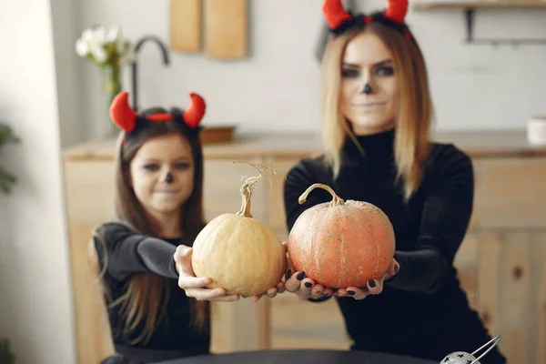 Matka s dcerou v halloween kostýmu a make-up — Stock fotografie