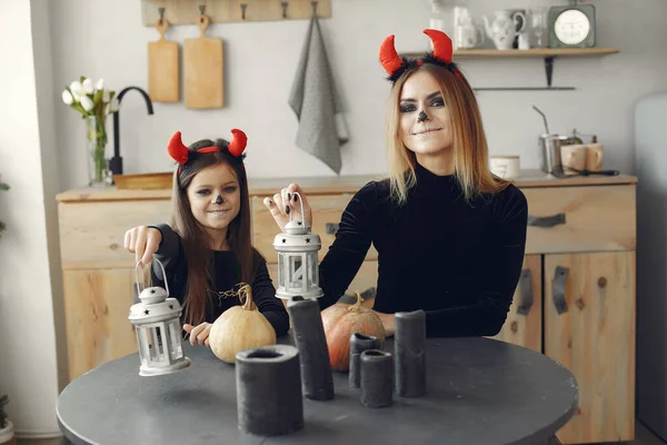 Moeder met dochter in een Halloween kostuum en make-up — Stockfoto