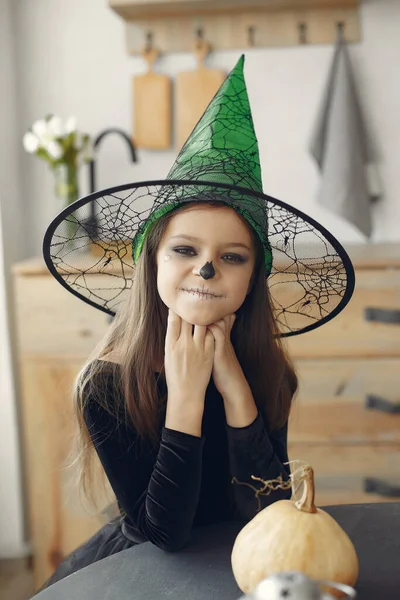 Uma menina com maquiagem halloween em seu rosto em casa — Fotografia de Stock