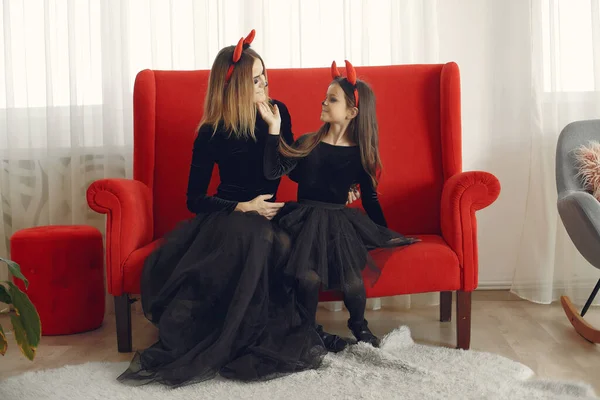 Madre con figlia in costume di Halloween e trucco — Foto Stock