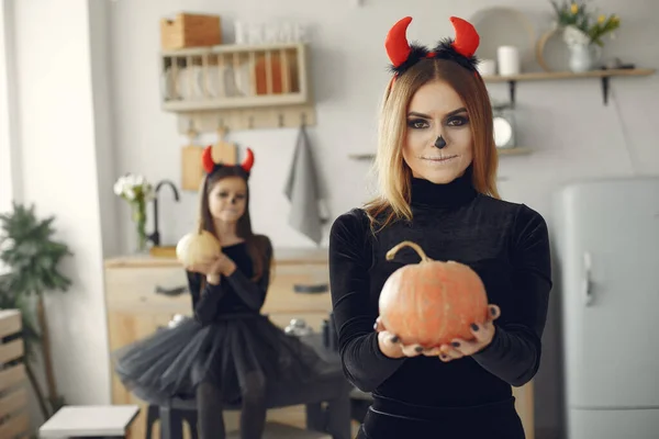 Matka s dcerou v halloween kostýmu a make-up — Stock fotografie