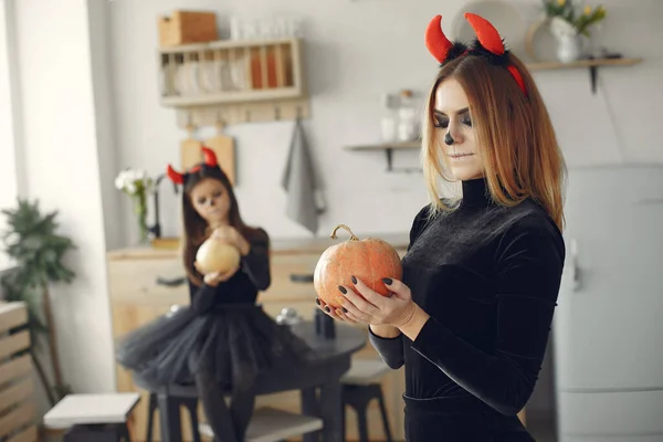 Moeder met dochter in een Halloween kostuum en make-up — Stockfoto