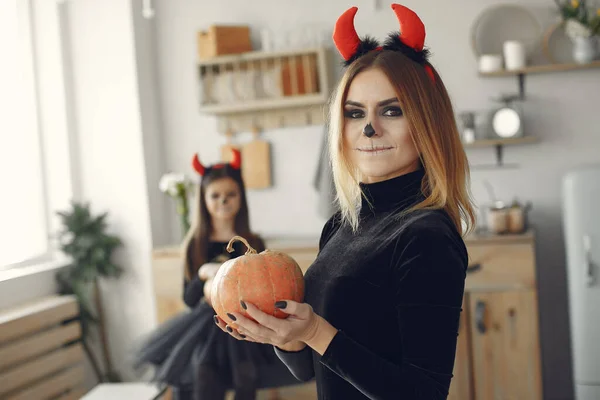 Moeder met dochter in een Halloween kostuum en make-up — Stockfoto