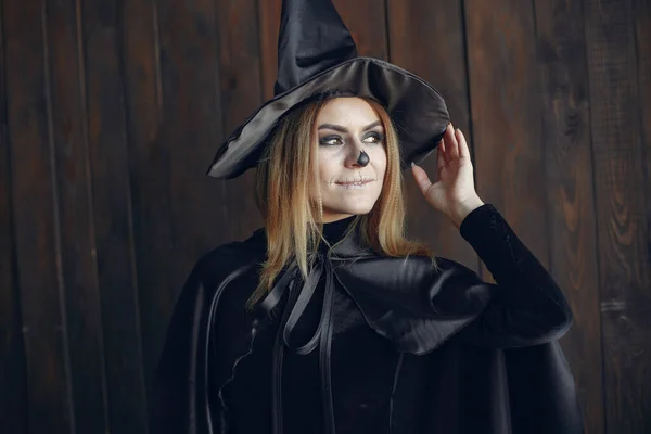 Retrato de mulher sorridente com crânio de Halloween compõem — Fotografia de Stock