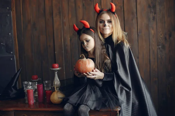 Moeder met dochter in een Halloween kostuum en make-up — Stockfoto