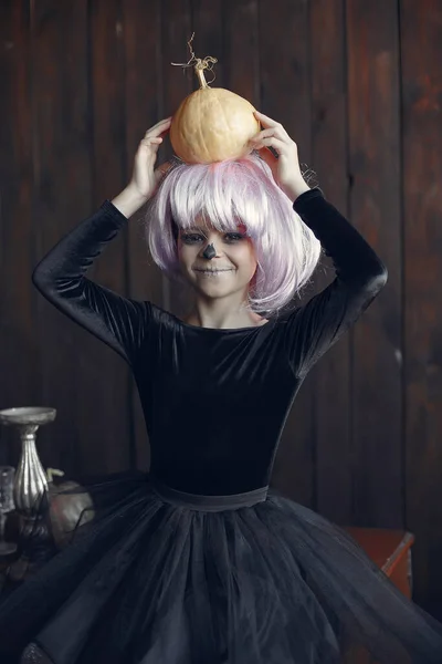 Uma menina com maquiagem halloween em seu rosto em casa — Fotografia de Stock