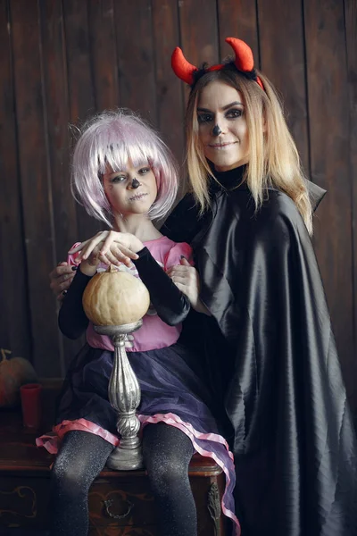 Anya lánya halloween jelmezben és sminkben — Stock Fotó