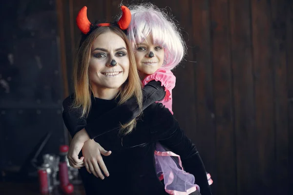 Moeder met dochter in een Halloween kostuum en make-up — Stockfoto