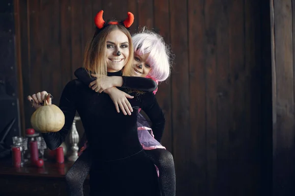 Mor med dotter i halloween kostym och smink — Stockfoto