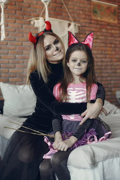 Mor med dotter i halloween kostym och smink — Stockfoto