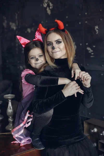 Mor med dotter i halloween kostym och smink — Stockfoto