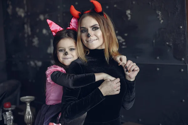 Mor med dotter i halloween kostym och smink — Stockfoto