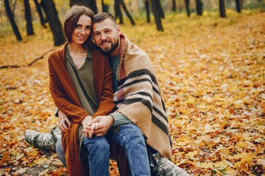 Güzel bir çift sonbahar parkında vakit geçirir.