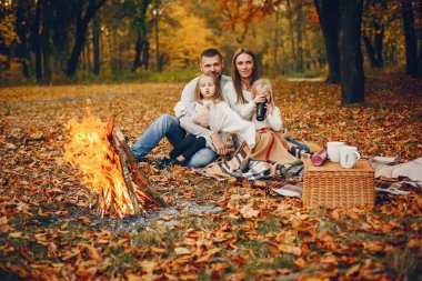 Sonbahar parkında tatlı çocuklu bir aile.