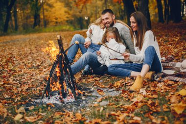 Sonbahar parkında tatlı çocuklu bir aile.