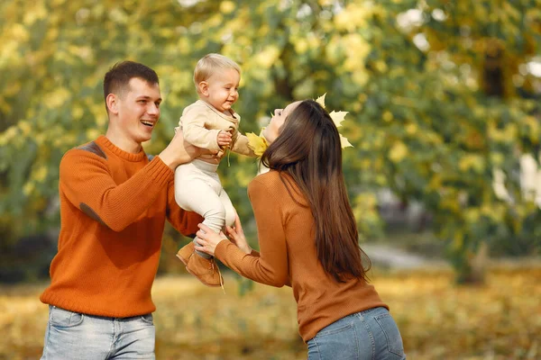 秋天公园里有小女儿的家庭 — 图库照片