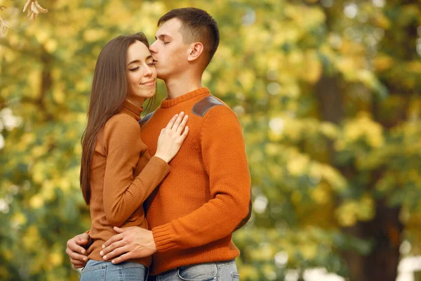 美しい夫婦は秋の畑で時間を過ごす — ストック写真