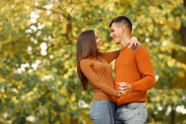 Beau couple passer du temps dans un champ d'automne — Photo