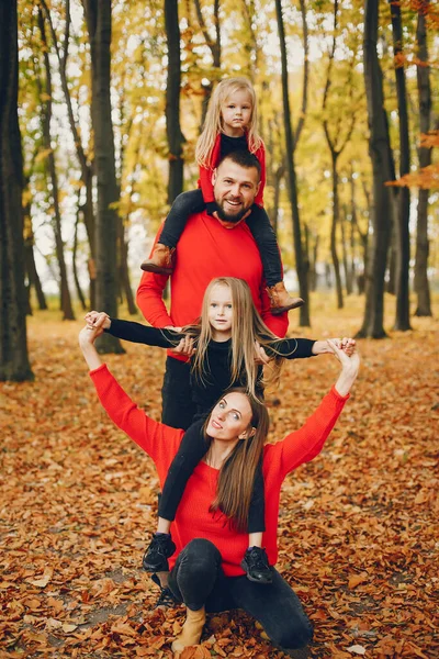 Rodina s roztomilými dětmi v podzimním parku — Stock fotografie