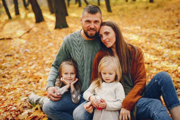 Familj med söta barn i en höstpark — Stockfoto