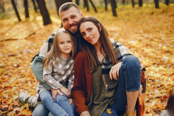 Familie mit niedlichen Kindern in einem herbstlichen Park — Stockfoto