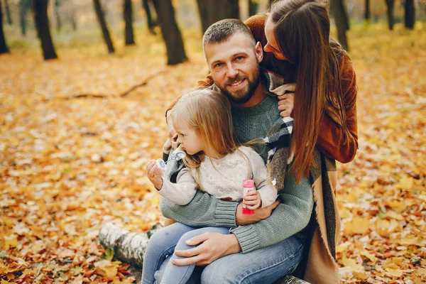 Familj med söta barn i en höstpark — Stockfoto