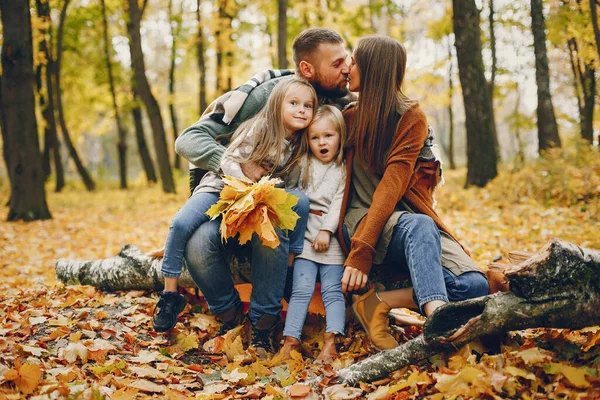 Família com crianças bonitos em um parque de outono — Fotografia de Stock