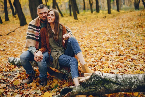 Güzel bir çift sonbahar parkında vakit geçirir.