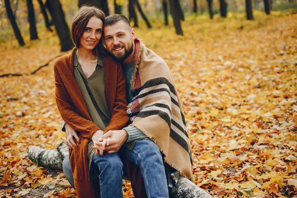 Güzel bir çift sonbahar parkında vakit geçirir.