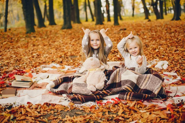Słodkie małe dziewczynki w jesiennym parku — Zdjęcie stockowe