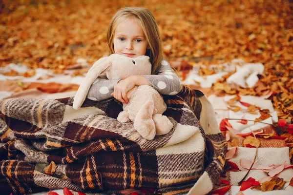 Cute little girl w jesiennym parku — Zdjęcie stockowe