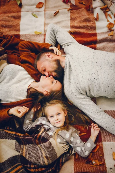 Sonbahar parkında tatlı çocuklu bir aile.